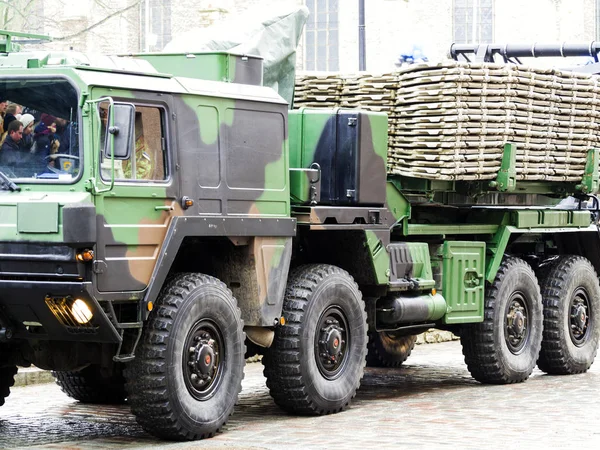 Militars yürüyen sokaklarda. — Stok fotoğraf