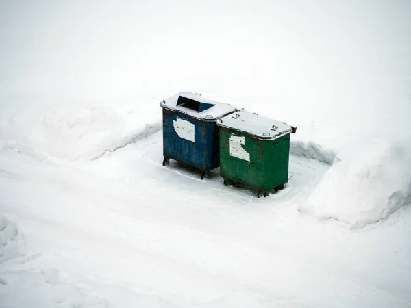 Μέταλλο dumpster στο δρόμο. Γκρο πλαν. — Φωτογραφία Αρχείου