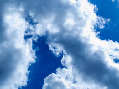 Parlak renkler, kısmi bulutlar