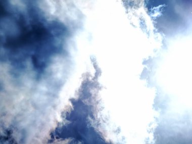 Parlak renkler, kısmi bulutlar