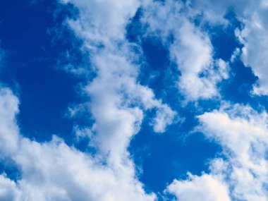 Parlak renkler, kısmi bulutlar