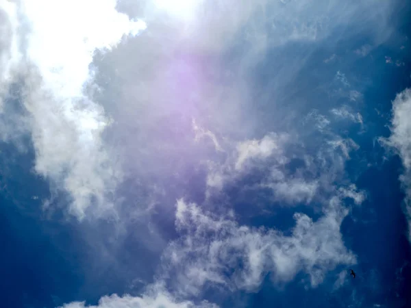 Colores brillantes, nubes parciales —  Fotos de Stock