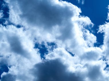 Parlak renkler, kısmi bulutlar