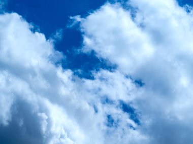 Parlak renkler, kısmi bulutlar