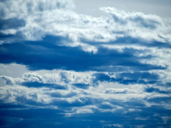 Яскраві кольори, часткові хмари — стокове фото