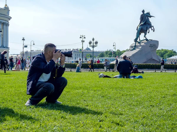 Les touristes chinois prennent des photos — Photo