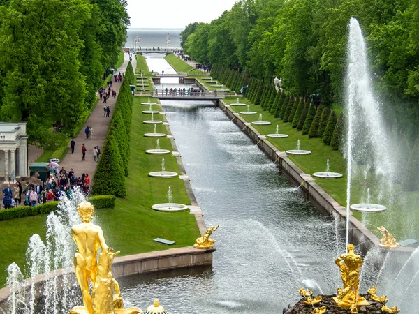 Peterhof'taki saraylar ve bahçeler — Stok fotoğraf