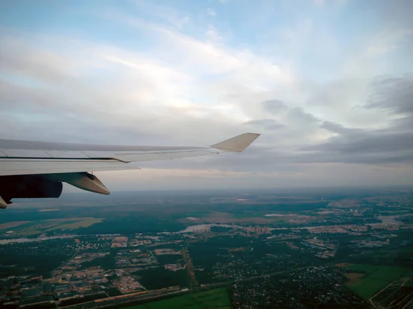 Aereo ala terra alta su sfondo blu — Foto Stock