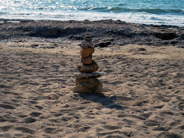 Pirámide de piedras en la playa — Foto de Stock