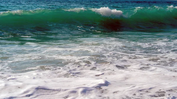 Poderosas olas aplastando —  Fotos de Stock