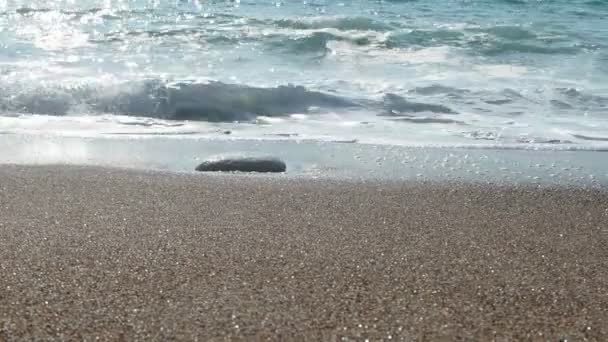 Ondas batendo em uma praia em Chipre — Vídeo de Stock