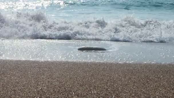 Vågor kraschar på en strand i Cypern — Stockvideo