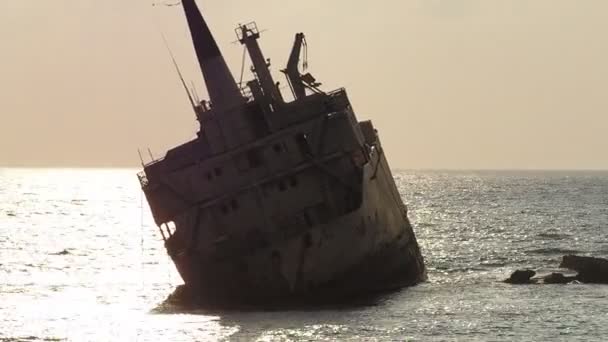 Antiguo barco en Chipre — Vídeo de stock