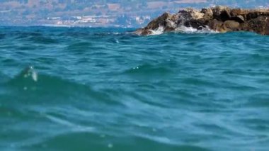 Deniz dalgaları, kayalık plaj