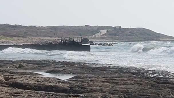 Onde che si infrangono su una spiaggia a Cipro — Video Stock