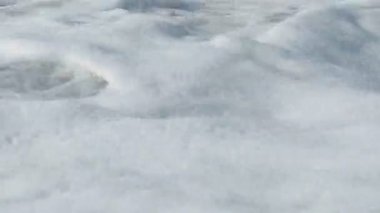  Dalgalar ezer, kumsal