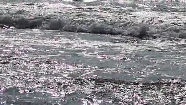 在塞浦路斯的海滩上海浪冲撞 — 图库视频影像