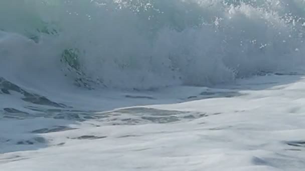海浪压碎，海滩 — 图库视频影像