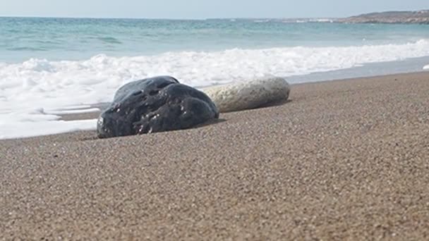 Fale rozbijają się na plaży na Cyprze — Wideo stockowe