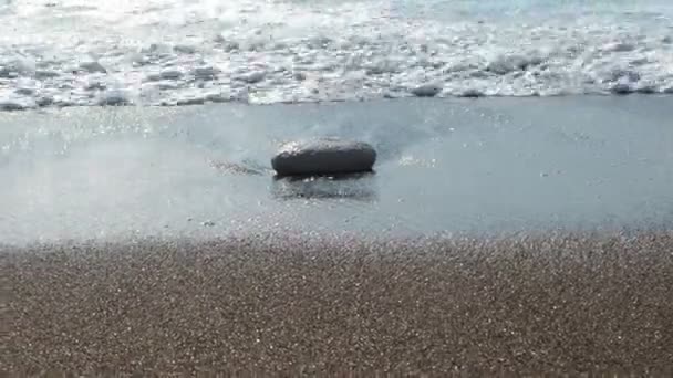 Vågor kraschar på en strand i Cypern — Stockvideo