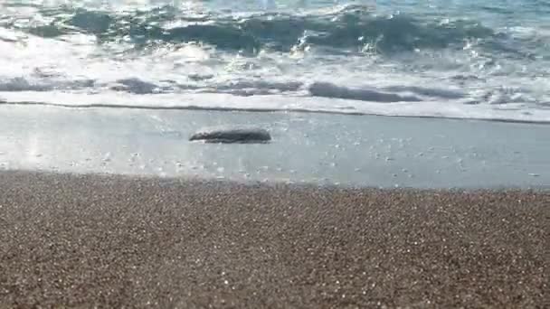 Ondas batendo em uma praia em Chipre — Vídeo de Stock