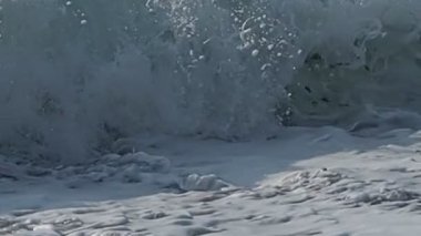  Dalgalar ezer, kumsal