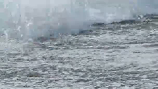 海浪压碎，海滩 — 图库视频影像