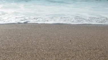  Dalgalar ezer, kumsal