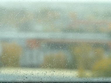Pencereye yağmur damlaları 
