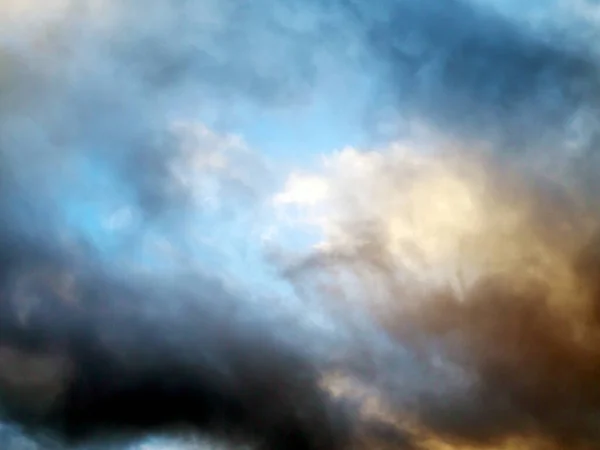 Delvis moln. Solnedgång — Stockfoto