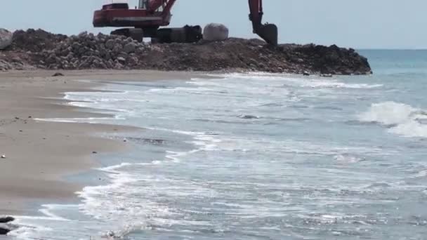 바다를 배경으로 한 오래 된 굴착기 — 비디오