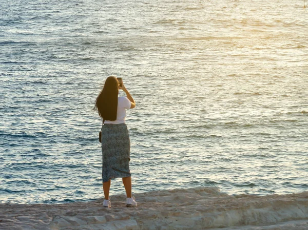 Mujer tomando una foto — Foto de Stock