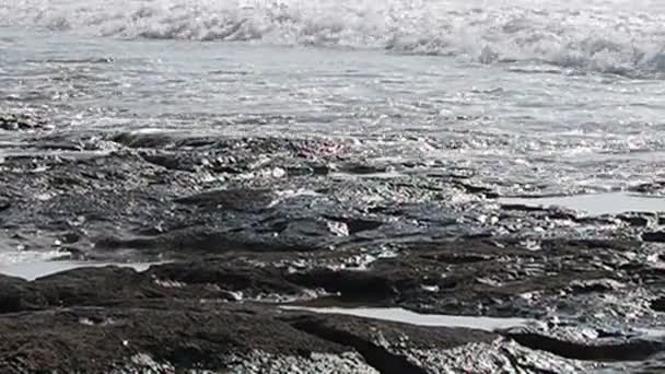 Волны разбиваются на пляже на Кипре — стоковое видео