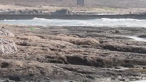 Ondas batendo em uma praia em Chipre — Vídeo de Stock