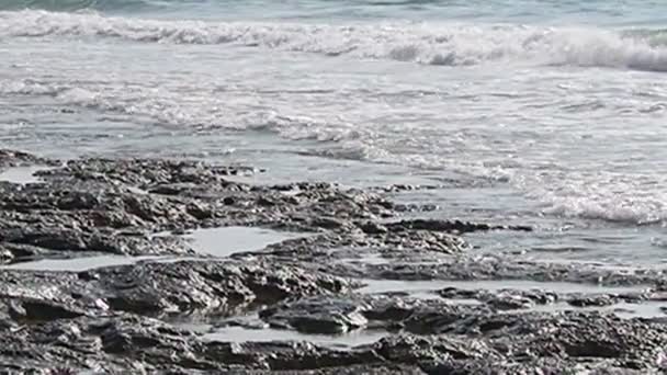 Fale rozbijają się na plaży na Cyprze — Wideo stockowe