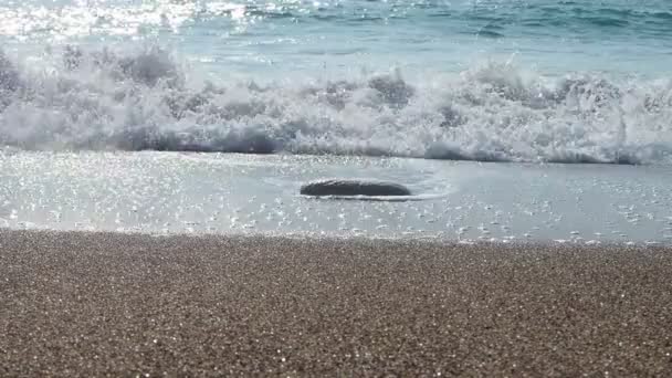 Vågor kraschar på en strand i Cypern — Stockvideo