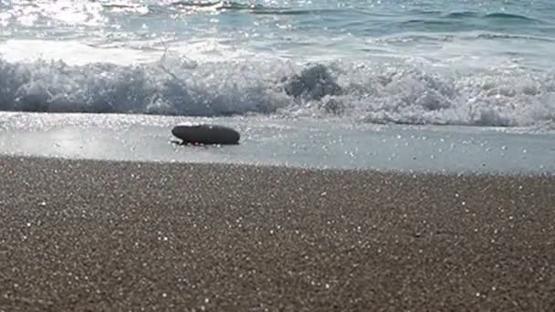 Vlny narážející na pláž na Kypru — Stock video