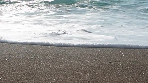 Vlny narážející na pláž na Kypru — Stock video