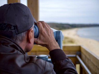 Dürbünle bakıyorum.