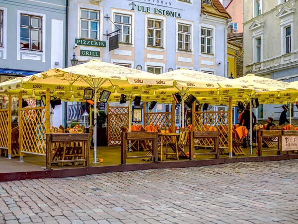 Estonya Nın Tallinn Şehrindeki Sokak Kafe Terasında Masa Sandalyeler — Stok fotoğraf