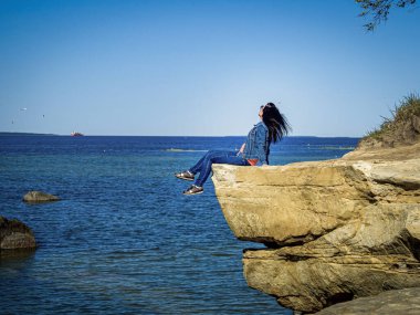 Güzel genç kız bir dağ kazmasında oturuyor.. 