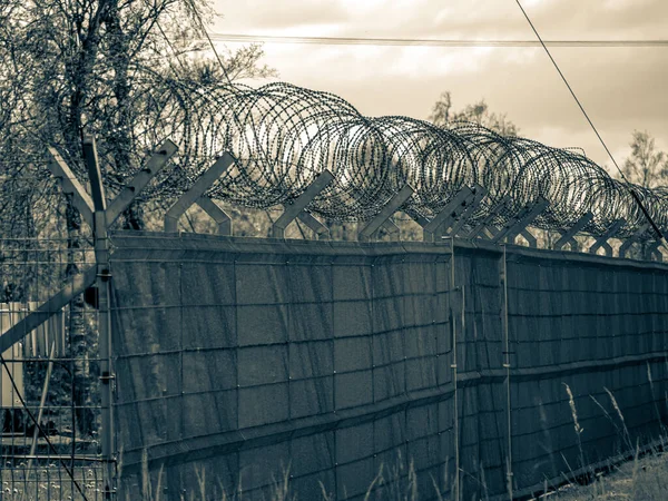 Régi Megfigyelés Egy Elhagyatott Szovjet Katonai Komplexumban Védőtorony Kerítés Szögesdróttal — Stock Fotó