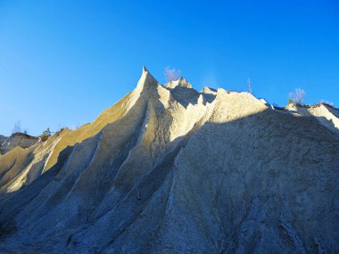 Terk Edilmiş Rummu Taş Ocağı, Estonya. Beyaz kum ve taşlardan oluşan bir dağ. Kireçtaşı ocağının erozyonu. Sandy tepesi.