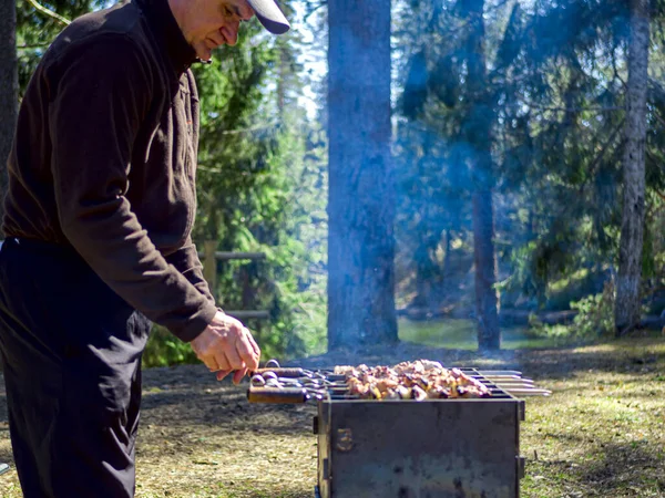 Uomo Che Prepara Grigliare Barbecue Vicino Carbone Ardente Rosso Foresta — Foto Stock