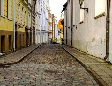 Seçici odaklanma. Estonya, Tallinn 'de Sokak ve Eski Şehir Mimarlığı. Eski taş kaldırımlı cadde yolu.
