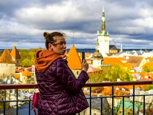 Турист в Таллинне — стоковое фото