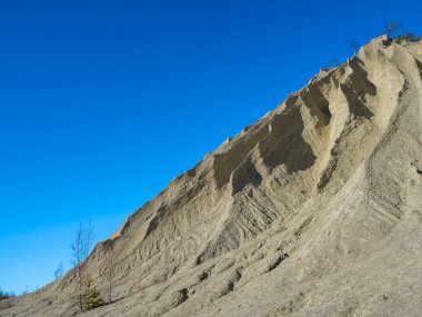 Terk Edilmiş Rummu Taş Ocağı, Estonya. Beyaz kum ve taşlardan oluşan bir dağ. Kireçtaşı ocağının erozyonu. Sandy tepesi.