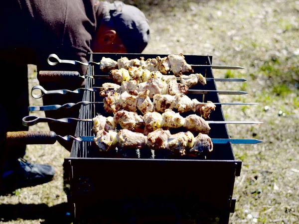 Červené Žhavé Uhlí Připravuje Grilování Gril Bbq Les Pozadí Čekáme — Stock fotografie