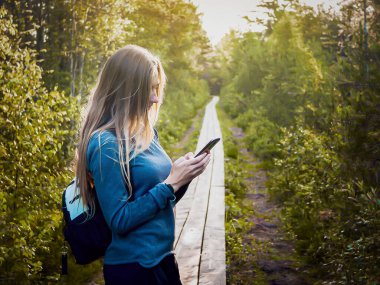  Sırt çantalı kadın gezgin 