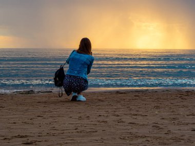 Sahilde güzel yalnız kız. 